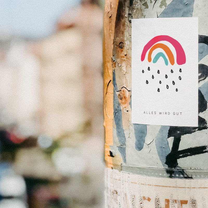 Kleiner Regenbogen hängt als Sticker in Stuttgart mit der Botschaft "Alles wird gut"