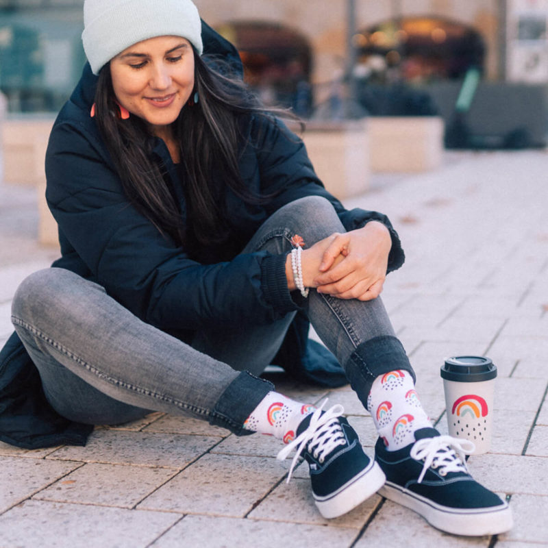 Sarah trägt die Kleinen Regenbogen Socken