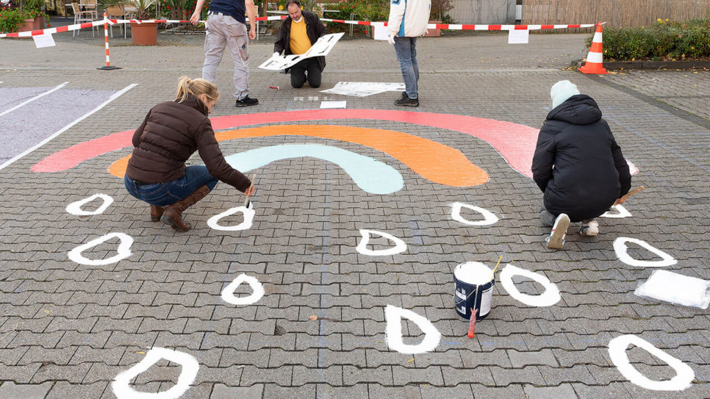 Kleiner Regenbogen Malaktion mit der Caritas Stuttgart und Daimler TSS