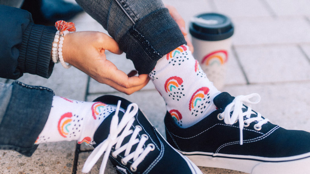 Sarah trägt die Kleinen Regenbogen Socken