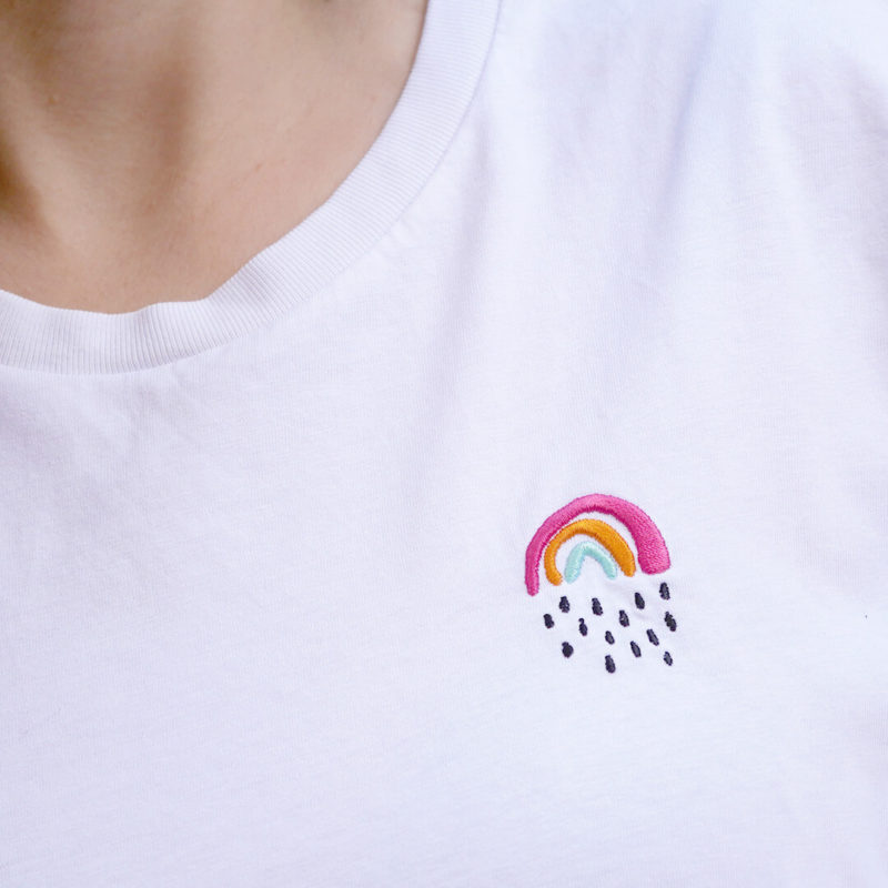 Kleiner Regenbogen Stick auf T-Shirt