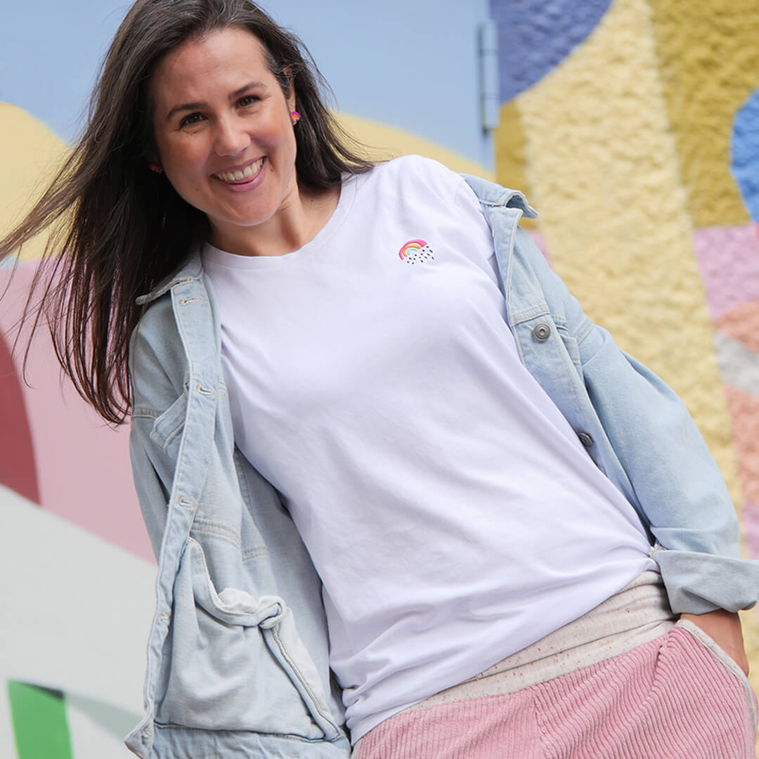 Sarah trägt das T-Shirt Kleiner Regenbogen mit kleinem Regenbogen-Stick