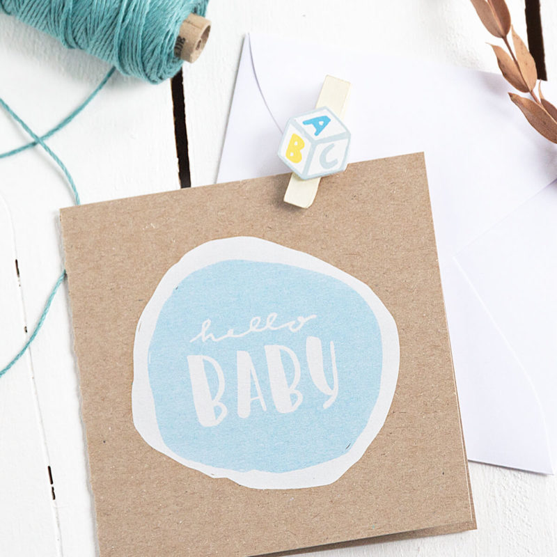 Hello Baby Glückwunschkarte zur Geburt aus hochwertigem Kraftpapier und blauem Schriftzug