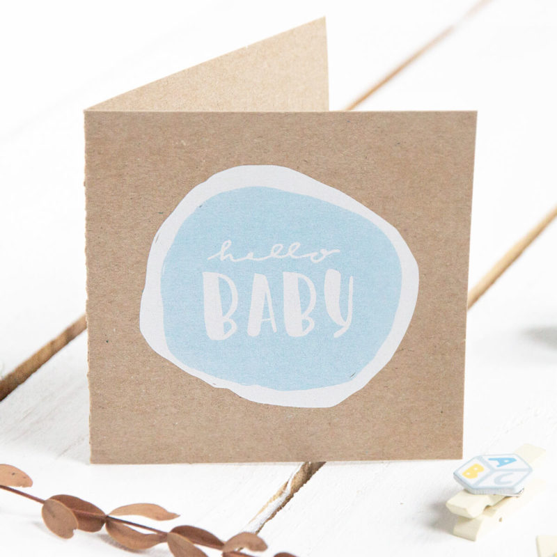 Hello Baby Glückwunschkarte zur Geburt aus hochwertigem Kraftpapier und hellblauem Schriftzug