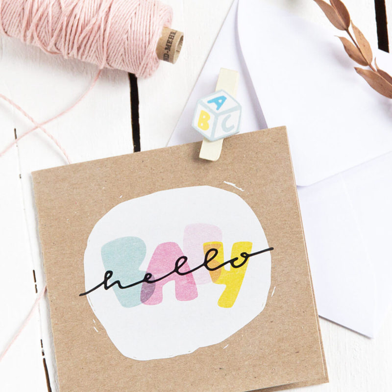 Hello Baby Glückwunschkarte zur Geburt aus hochwertigem Kraftpapier und buntem Schriftzug