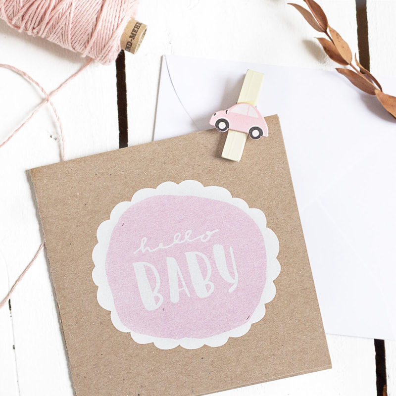 Hello Baby Glückwunschkarte zur Geburt aus hochwertigem Kraftpapier und rosa Schriftzug