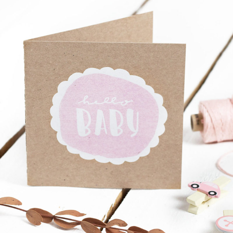Hello Baby Glückwunschkarte zur Geburt aus hochwertigem Kraftpapier und rosanem Schriftzug
