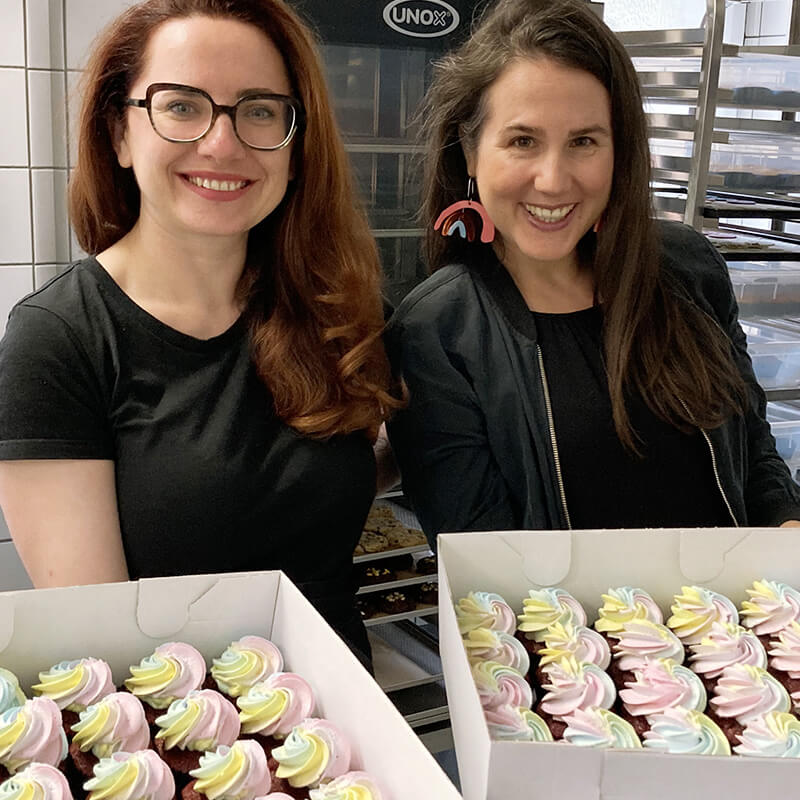 2 Jahre Kleiner Regenbogen. Gefeiert wird mit Regenbogen-Cupcakes von Cupcakes & Bagels.