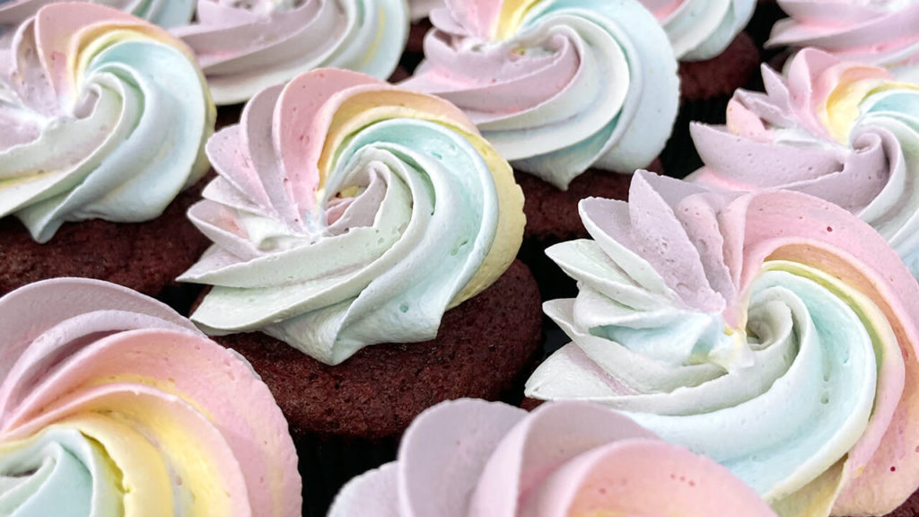 Kleiner Regenbogen feier tseinen zweiten Geburtstag mit Regenbogen-Cupcakes und einer Spendenaaktion für das Kinderhospiz Stuttgart