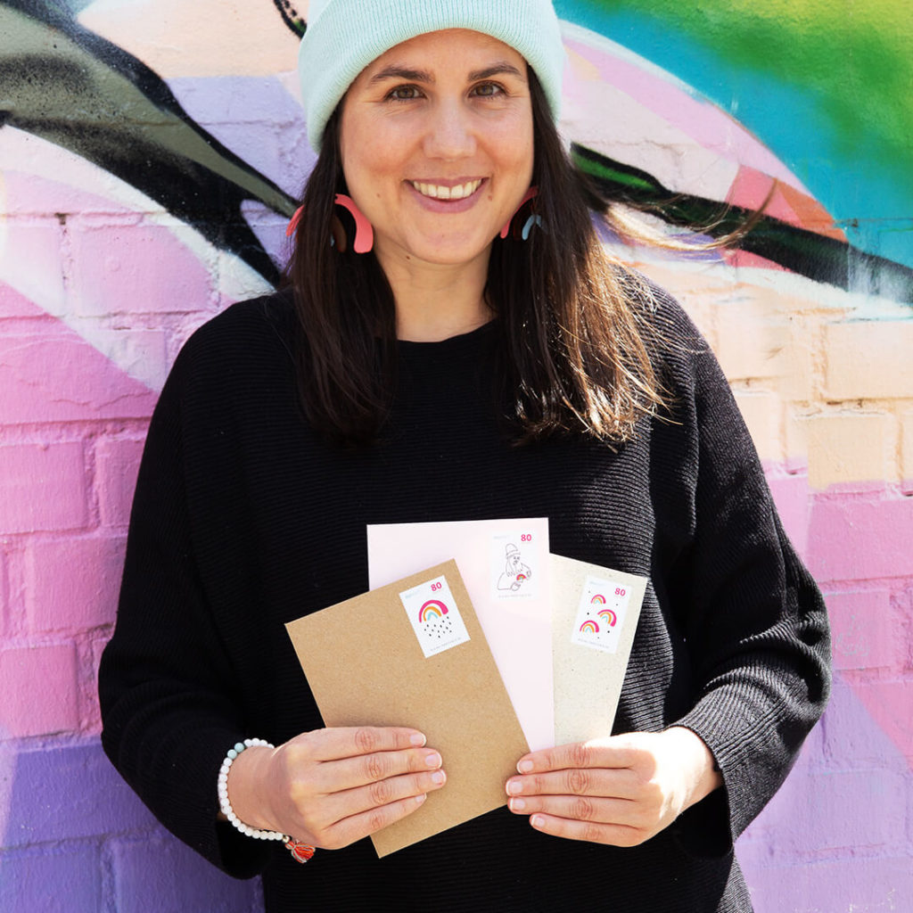 Sarah Gilgien mit den Sonderbriefmarken Kleiner Regenbogen