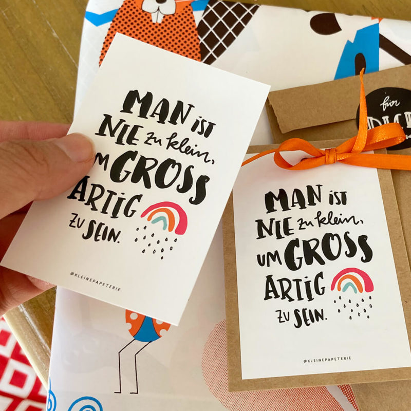 Sticker "Man ist nie zu klein, um großartig zu sein" als DIY Geschenkanhänger für Geschenke für Groß und Klein