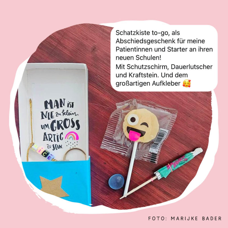 selbstgebastelte Schatzkiste zum Abschied für kleine Patient*innen mit dem Regenbogen-Sticker "Man ist nie zu klein, um großartig zu sein."
