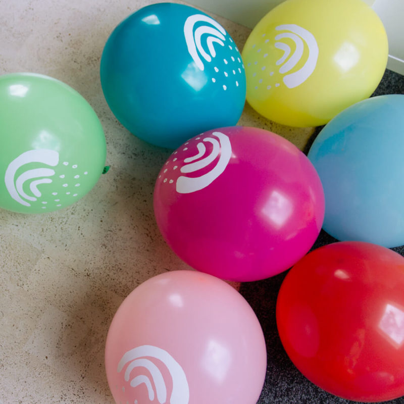 Bunte Luftballons Kleiner Regenbogen von oben zu sehen