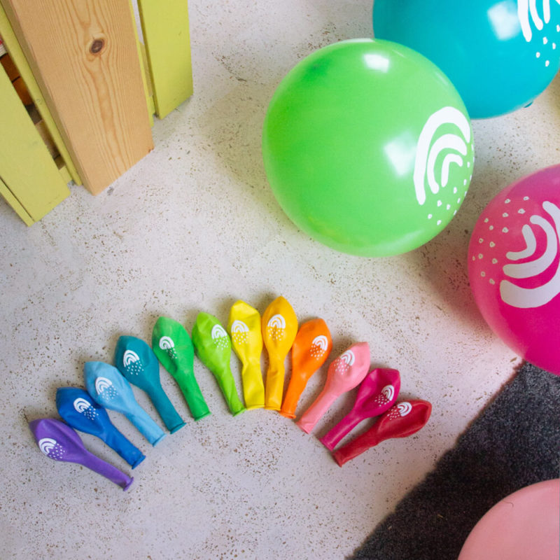 Kleiner Regenbogen Luftballons in den Farben des Regenbogens mit weißem Aufdruck