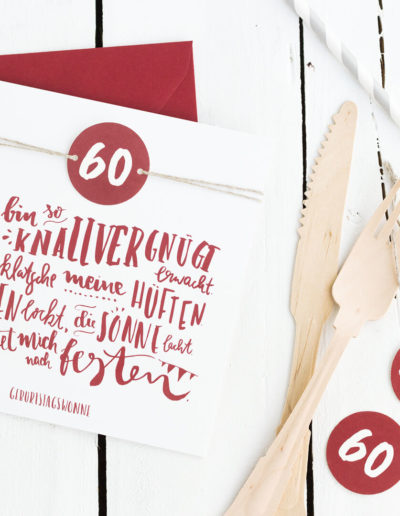 rote Geburtstagseinladung 60 Jahre mit Handlettering Spruch