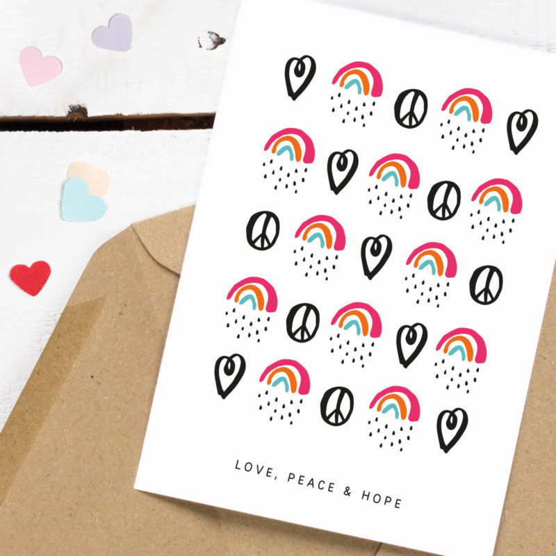 Postkarte Love, Peace & Hope. Liebevoll illustriert mit einem Herz, Peace-Zeichen und dem Kleinen Regenbogen.