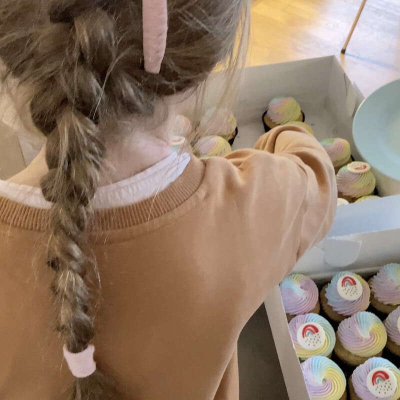 Cupcakes Kleiner Regenbogen versüßen den Nachmittag im Kinderhospiz Stuttgart