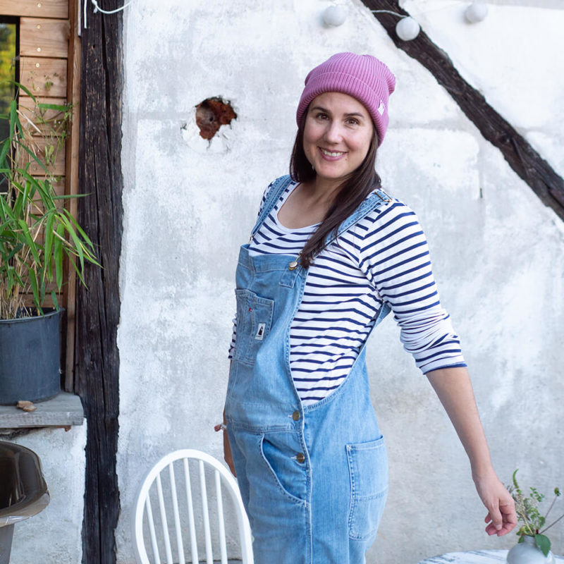 Sarah Gilgien trägt Fisherman Beanie Kleiner Regenbogen in der Farbe altrosa