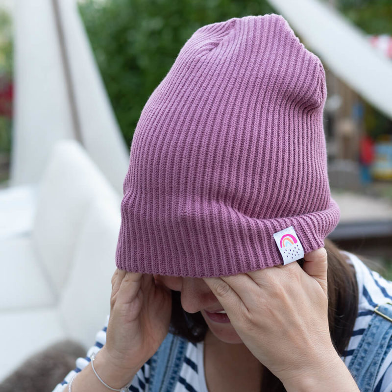 Fisherman Beanie Kleiner Regenbogen altrosa über den Kopf gezogen