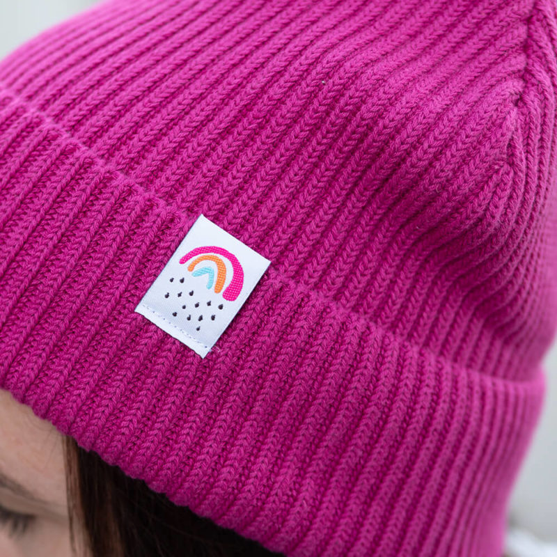 Fisherman Beanie Kleiner Regenbogen fuchsia mit Webetikett