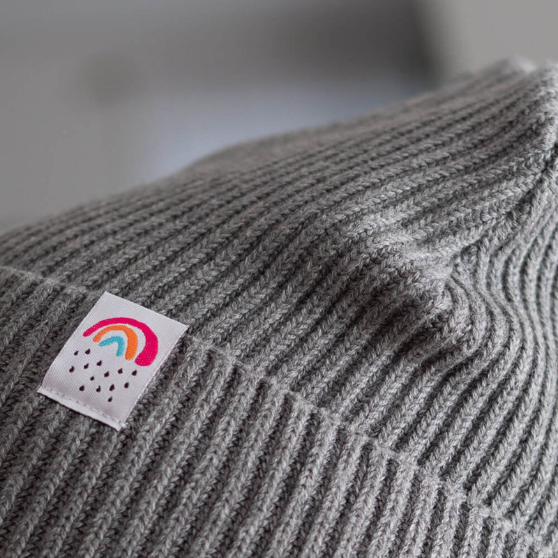 Fisherman Beanie Kleiner Regenbogen grau mit Webetikett