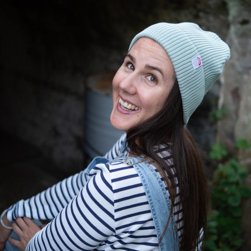 Sarah Gilgien trägt Fisherman Beanie Kleiner Regenbogen in der Farbe mint