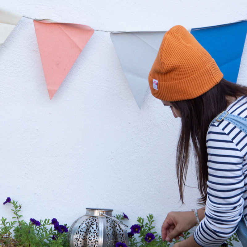 Fisherman Beanie Kleiner Regenbogen orange von der Seite