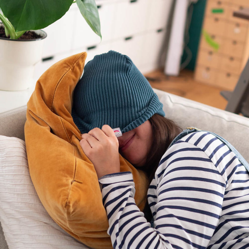 Fisherman Beanie Kleiner Regenbogen petrol über den Kopf gezogen