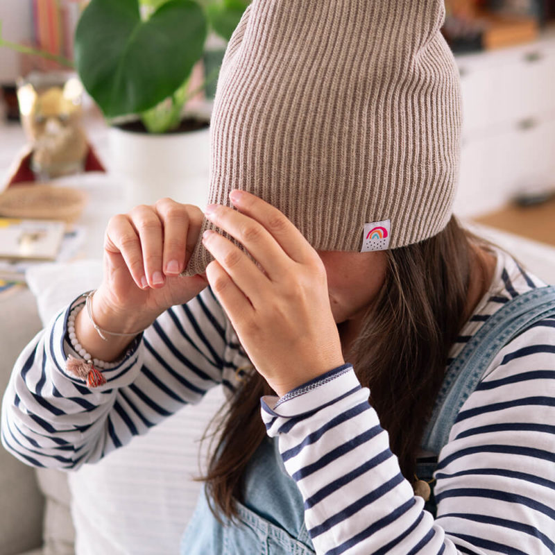 Fisherman Beanie Kleiner Regenbogen sand umgeschlagen