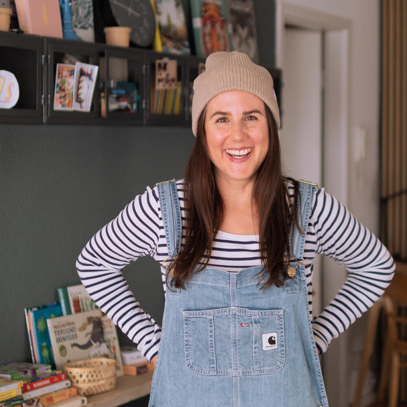 Sarah Gilgien trägt die Fisherman Beanie Kleiner Regenbogen in der Farbe sand