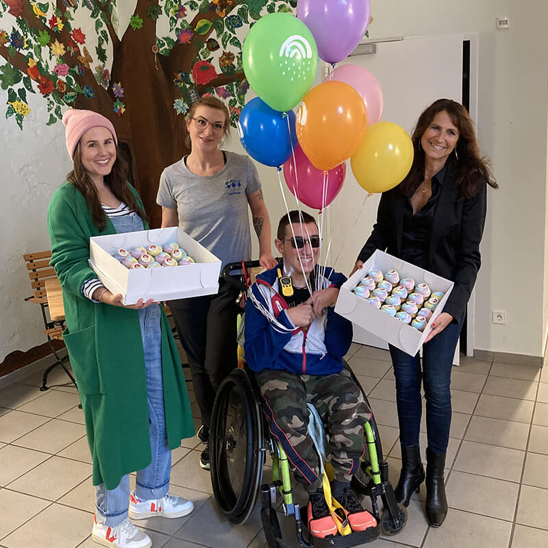 Fröhliche bunte Übergabe der Cupcakes Kleiner Regenbogen Im Kinderhospiz Stuttgart