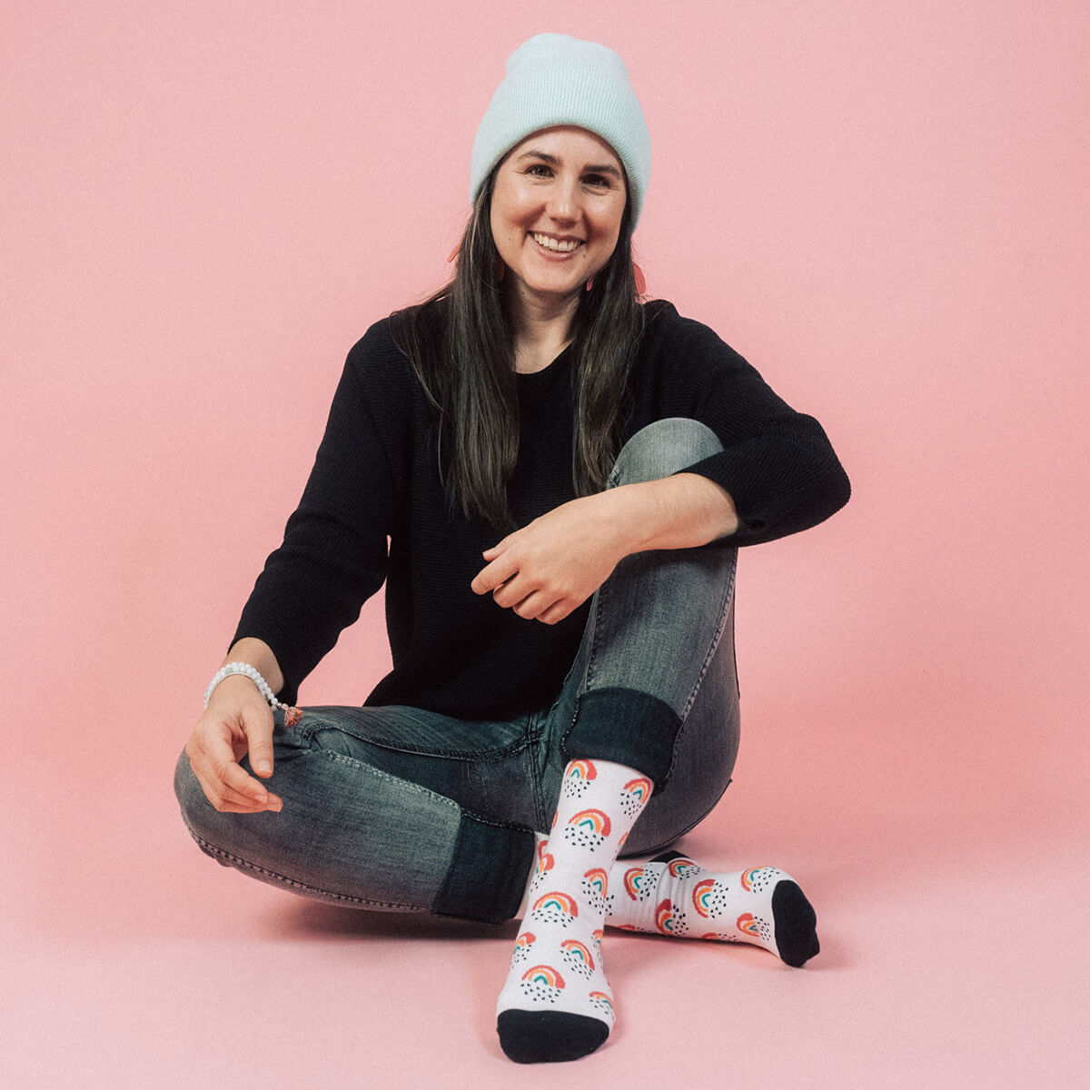 Sarah Gilgien von Kleine Papeterie trägt die Socken Kleiner Regenbogen