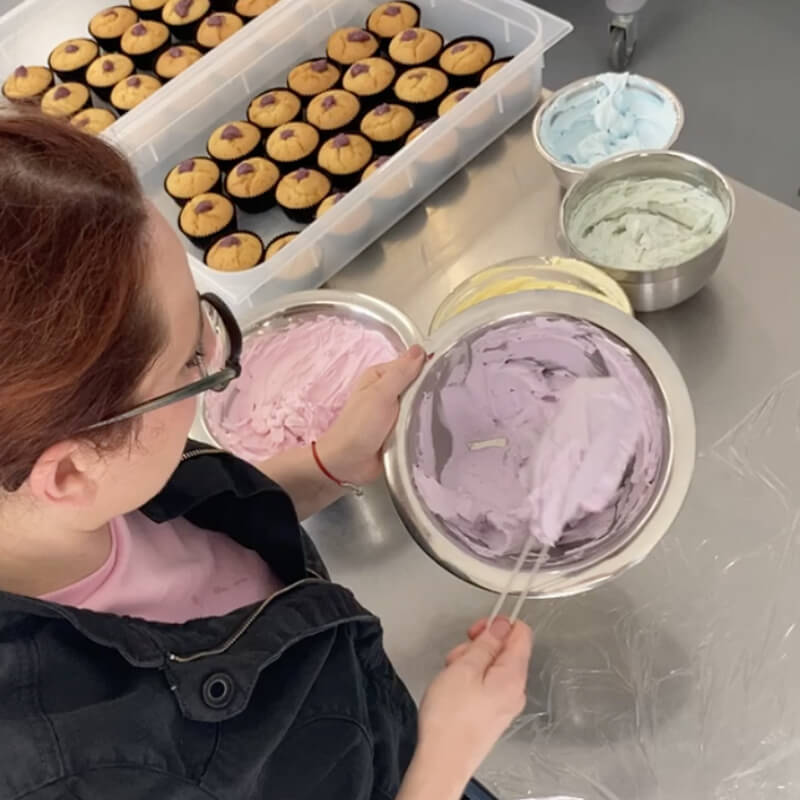 Tihana kriert die Cupcakes Kleiner Regenbogen für das Kinderhospiz