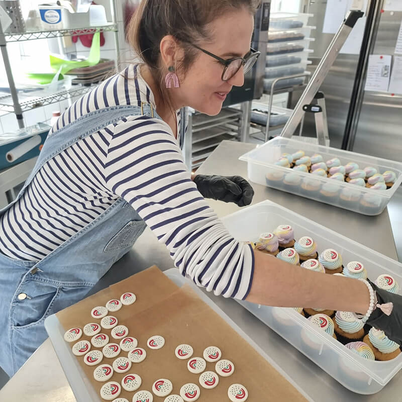 Sarah Gilgien beim dekorieren der Cupcakes Kleiner Regenbogen