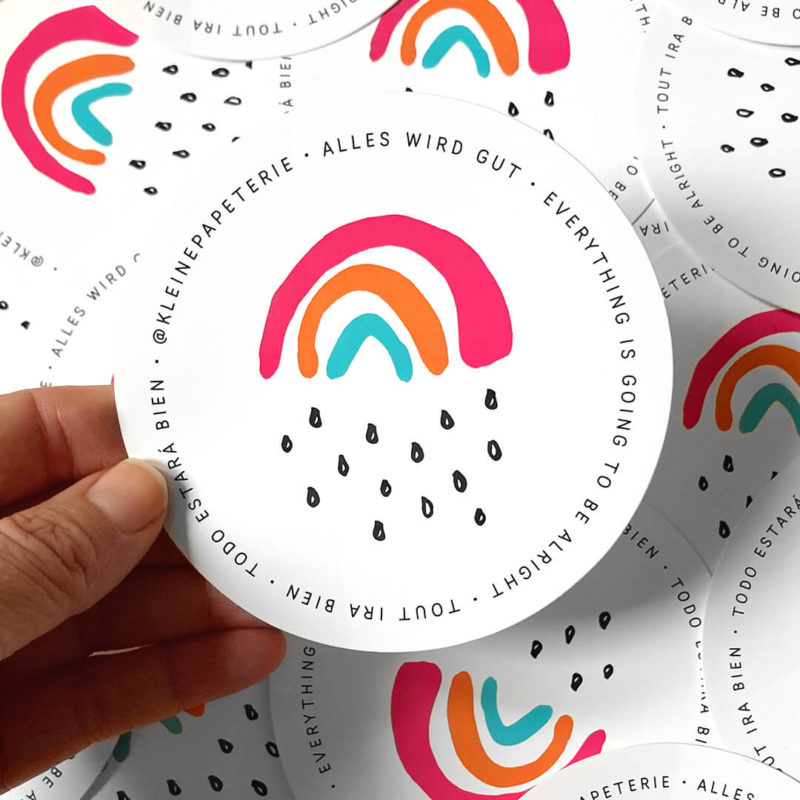 Sticker Alles wird gut mehrsprachig rund mit dem Kleinen Regenbogen mit 98mm Durchmesser