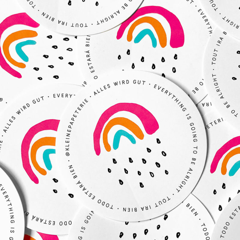 Sticker Alles wird gut mehrsprachig rund mit dem Kleinen Regenbogen aus Stuttgart jetzt online kaufen